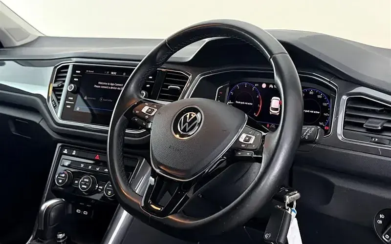 Used VW T-Roc SEL 150 HP (110 kW) 2021 Yellow SUV
