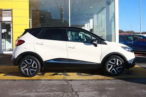 Used Renault Captur Dynamique 90 HP (66 kW) 2016 Cream SUV