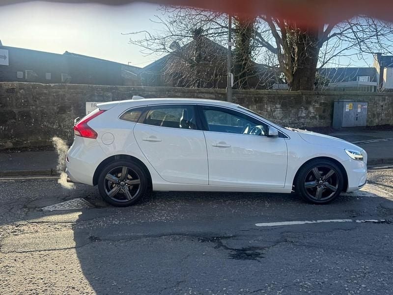 Used Volvo V40 R-Design 122 HP (89 kW) 2016 White Hatchback