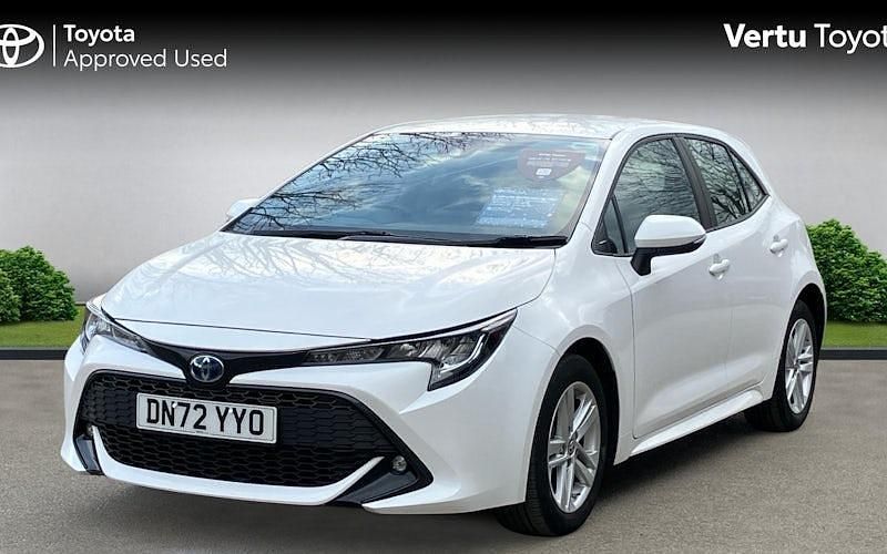 Used Toyota Corolla 122 HP (89 kW) 2022 White Hatchback