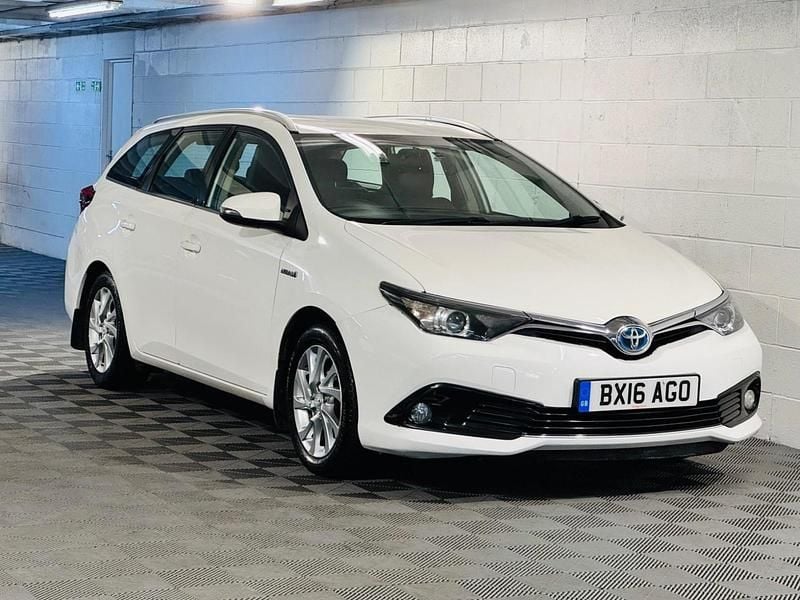 White Used 2016 Toyota Auris Hybrid Business Edition Estate | £6,989 (Good price) - Image 1/4