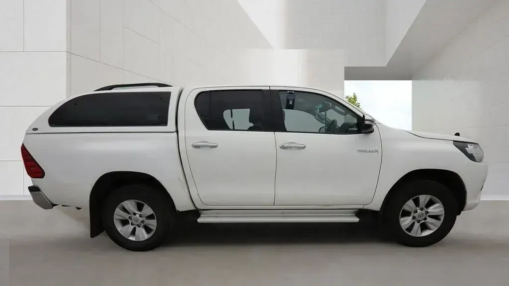 Used Toyota HiLux 150 HP (110 kW) 2016 White Pickup