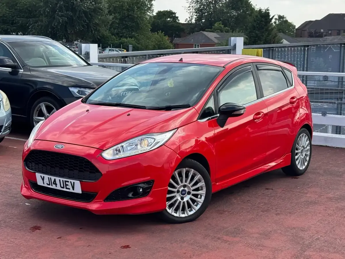 Used Ford Fiesta Titanium 120 HP (88 kW) 2014 Red Hatchback