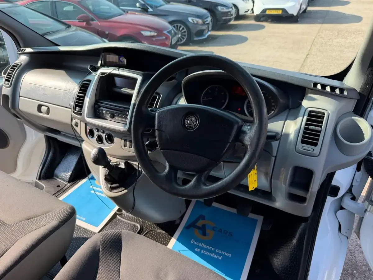 Used Vauxhall Vivaro Sportive 115 HP (84 kW) 2014 White MPV