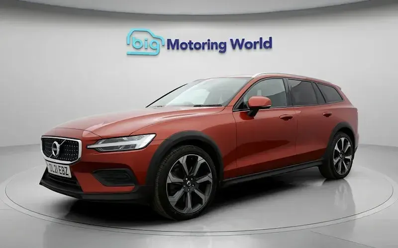 Usado Volvo V60 CC 197 HP (144 kW) 2021 Vermelho Carrinha