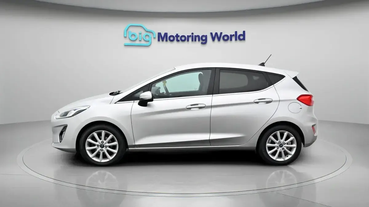 Usado Ford Fiesta Titanium 95 CV (69 kW) 2020 Plateado Utilitario