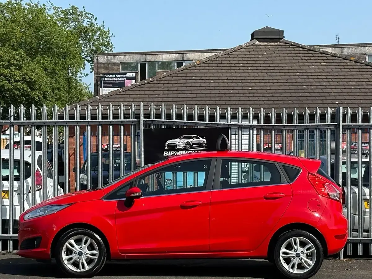 Used Ford Fiesta Zetec 82 HP (60 kW) 2015 Red Hatchback