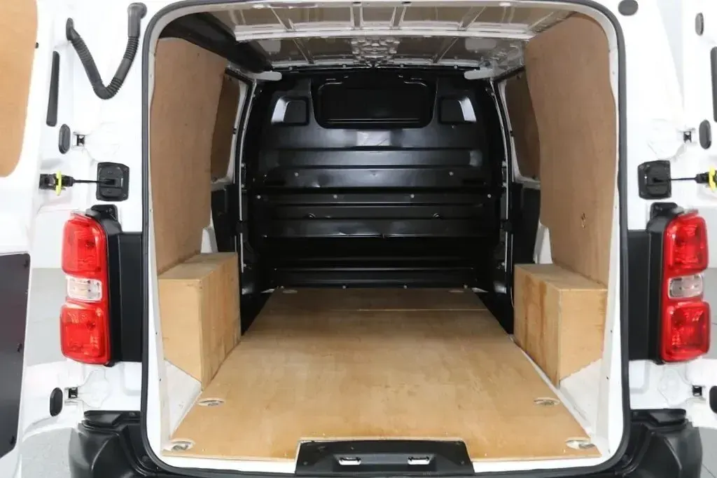 Used Vauxhall Vivaro 100 HP (73 kW) 2021 White MPV