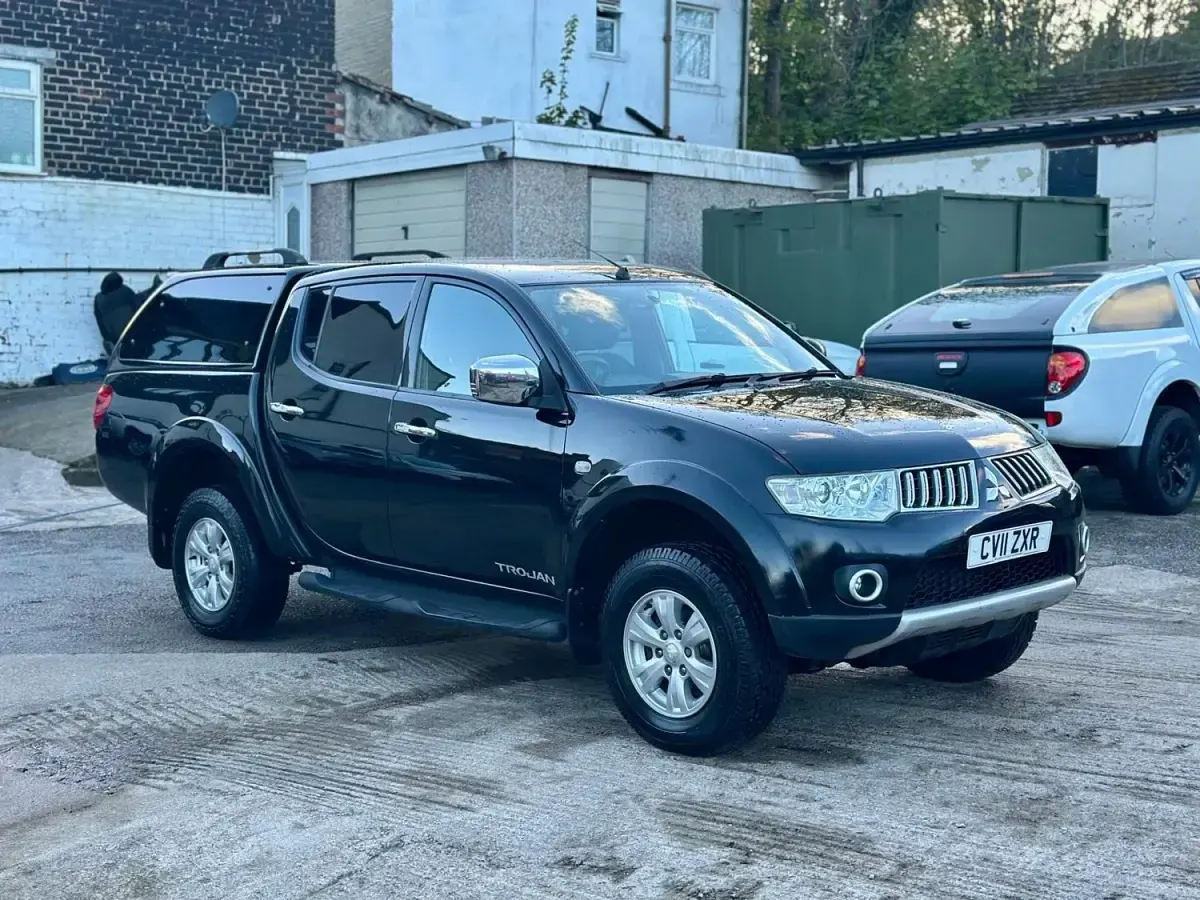 Usado Mitsubishi L200 134 HP (98 kW) 2011 Preto Pickup