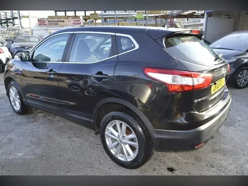 Usado Nissan Qashqai Acenta 115 HP (84 kW) 2016 Preto SUV