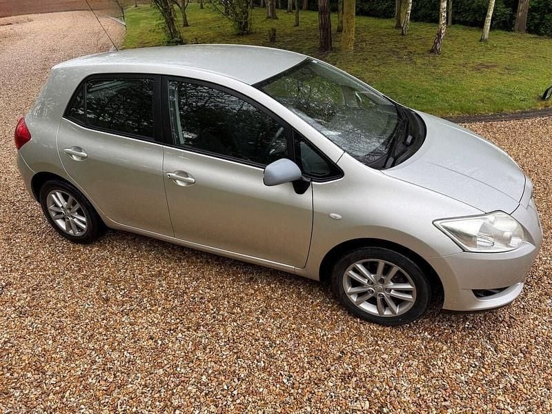 Silver Used 2009 Toyota Auris Hatchback | £2,395 (Good price) - Image 1/4