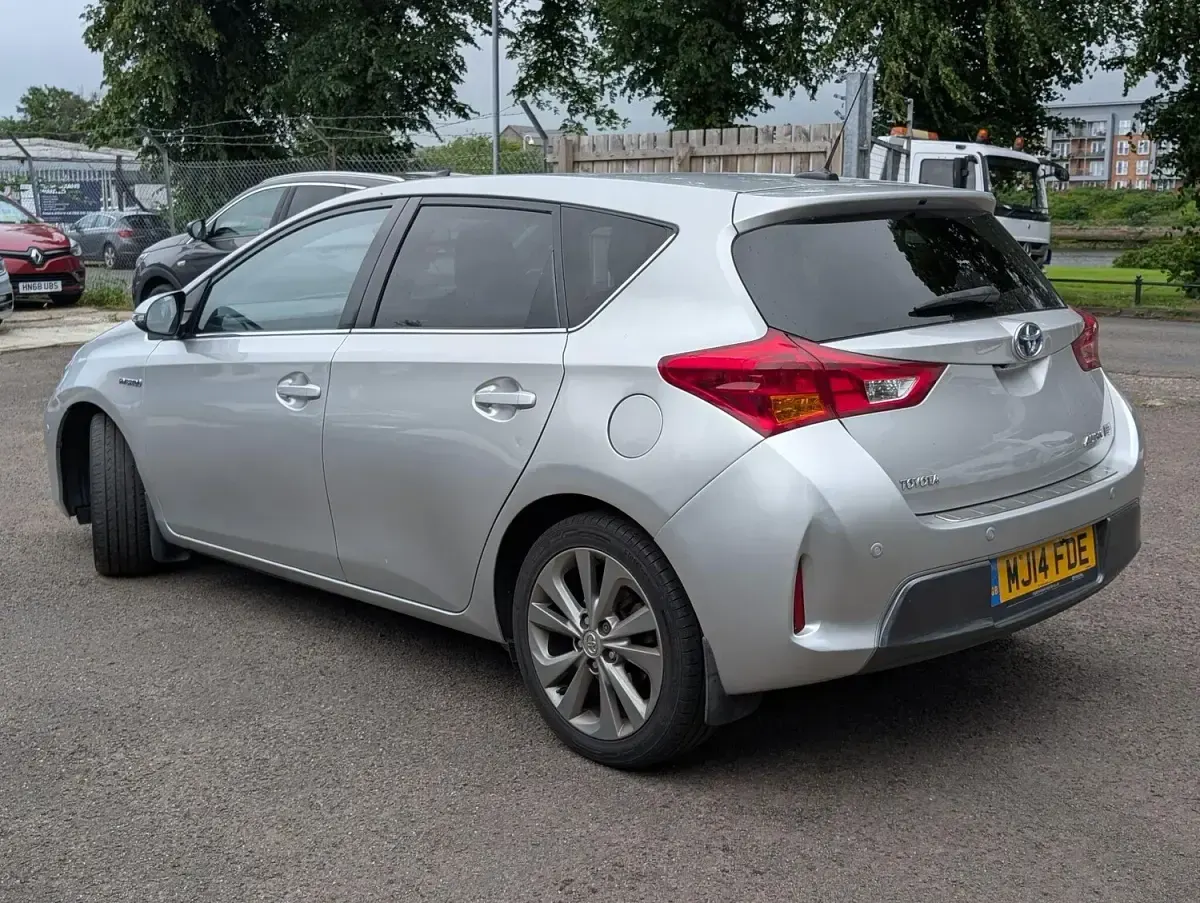 Used Toyota Auris Hybrid 136 HP (100 kW) 2014 Silver Hatchback