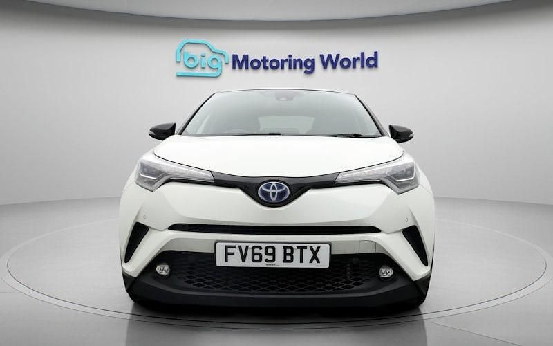 Used Toyota C-HR 122 HP (89 kW) 2019 White SUV