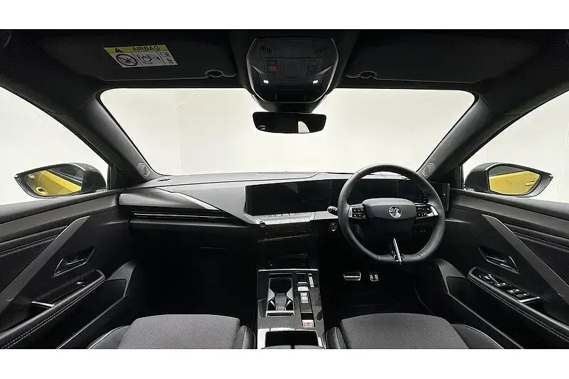 Used Vauxhall Astra 114 kW (156 HP) 2024 Electric yellow Hatchback