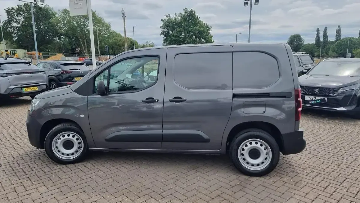 Used Citroën Berlingo 99 HP (72 kW) 2023 Grey MPV