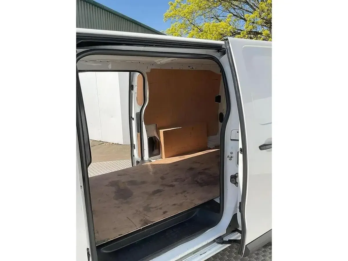 Used Vauxhall Vivaro 100 HP (73 kW) 2021 White MPV
