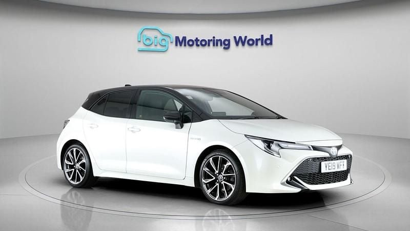 White/black Used 2019 Toyota Corolla Hatchback | £15,198 (Good price) - Image 1/4