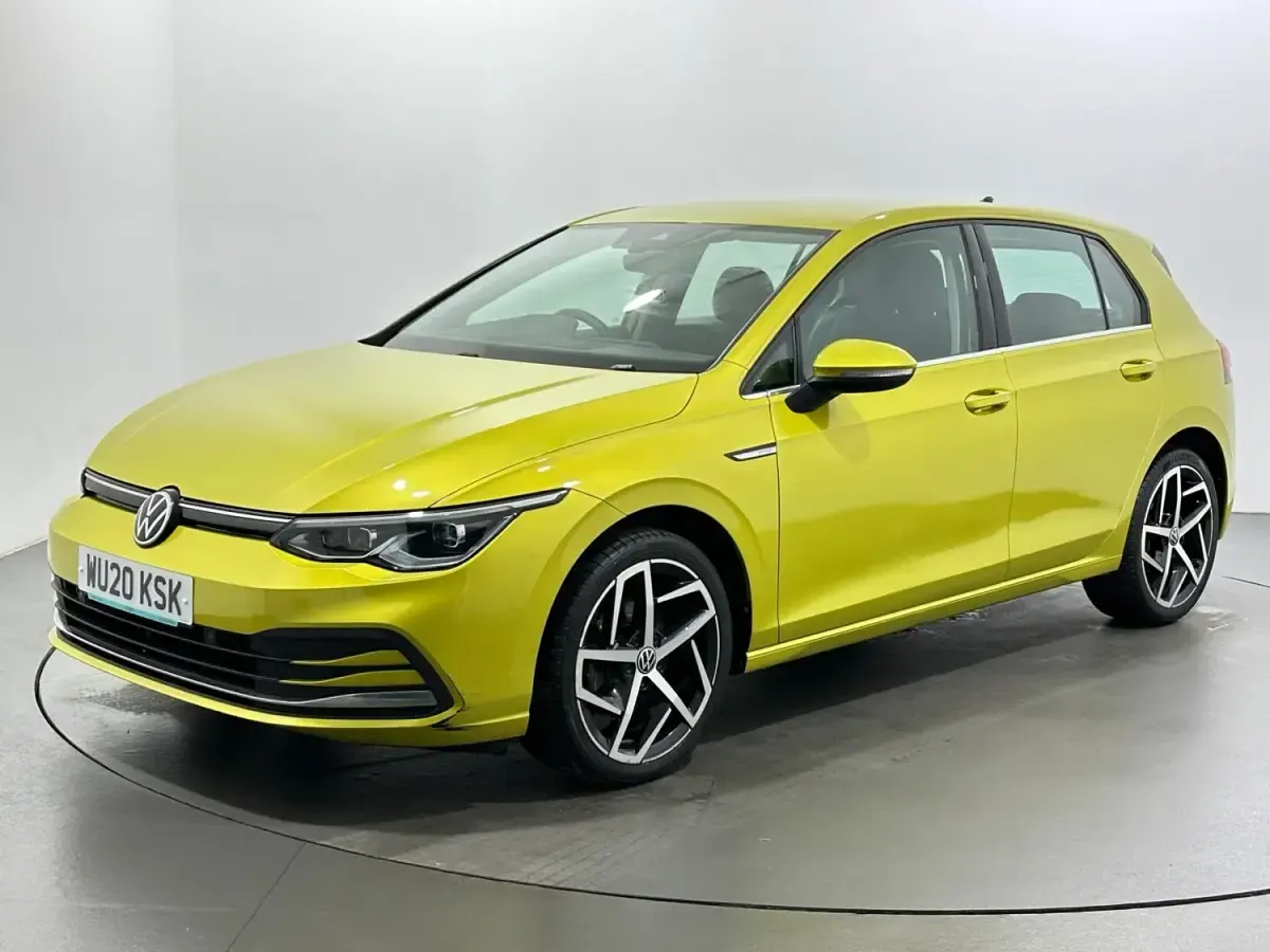 Begagnad VW Golf VIII Style 2020 Gul Halvkombi