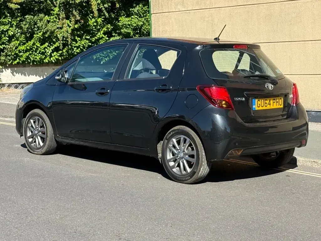 Used Toyota Yaris Multidrive S 99 HP (72 kW) 2014 Black Hatchback