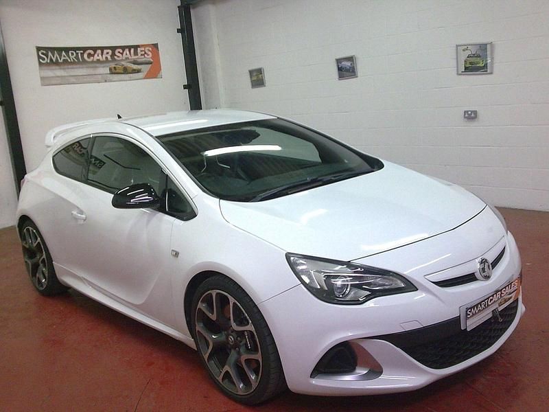 Used Vauxhall Astra GTC 280 HP (205 kW) 2015 White Hatchback