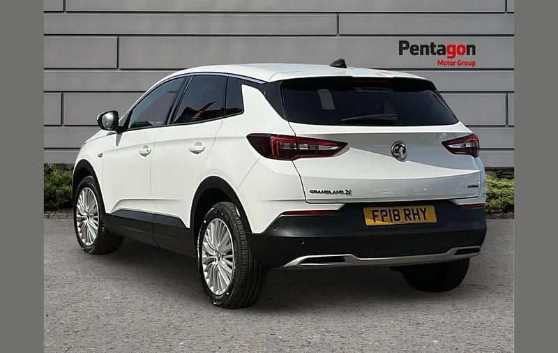 Used Vauxhall Grandland X Sport 128 HP (94 kW) 2018 White SUV