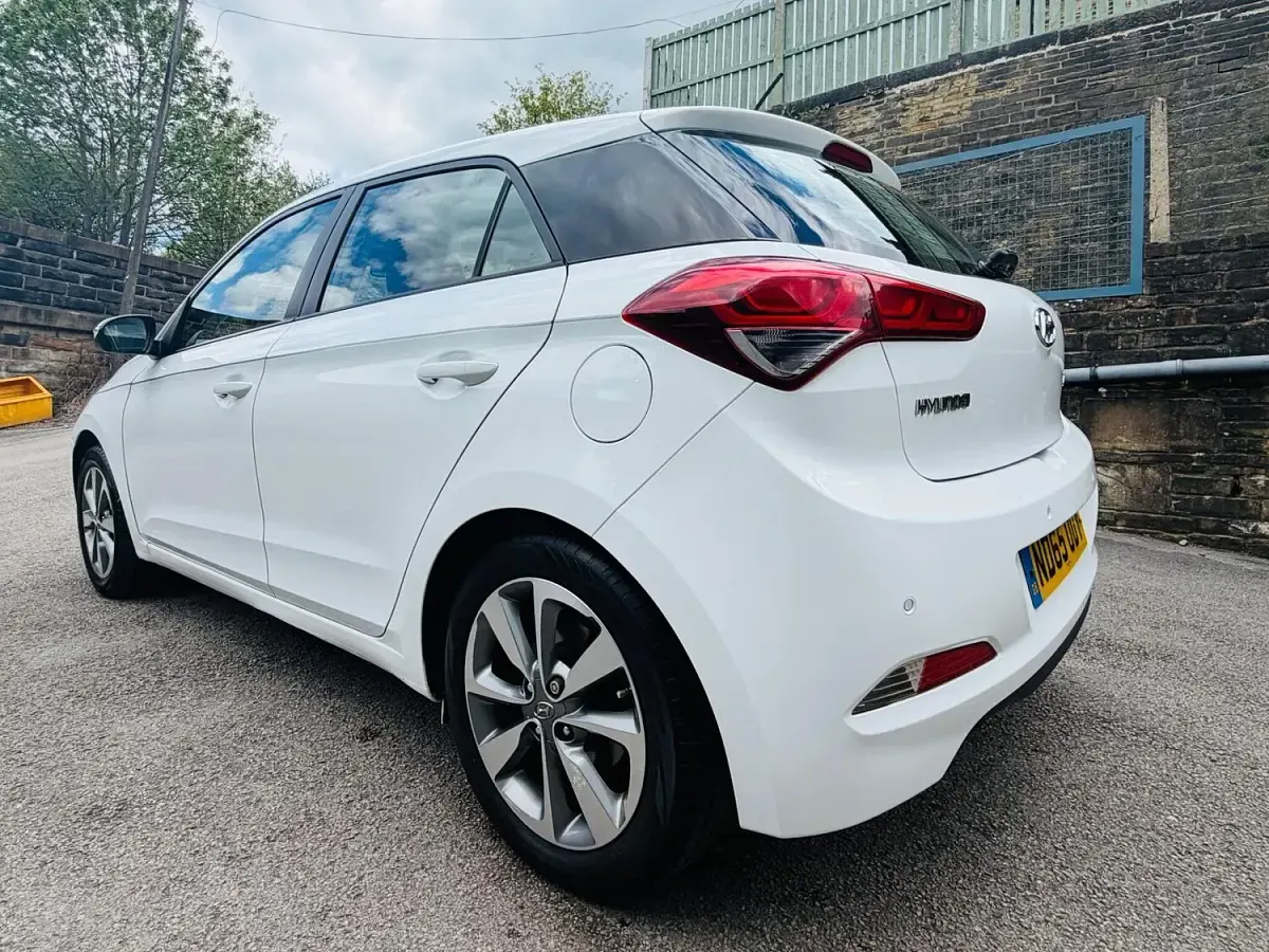 Used Hyundai i20 SE 84 HP (61 kW) 2016 White Hatchback