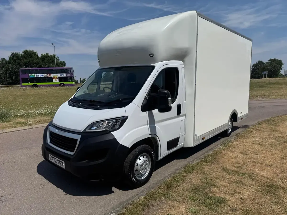 Used Peugeot Boxer Business-Line 140 HP (102 kW) 2022 White Van