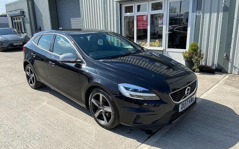 Begagnad Volvo V40 R-Design 122 HK (89 kW) 2019 Halvkombi