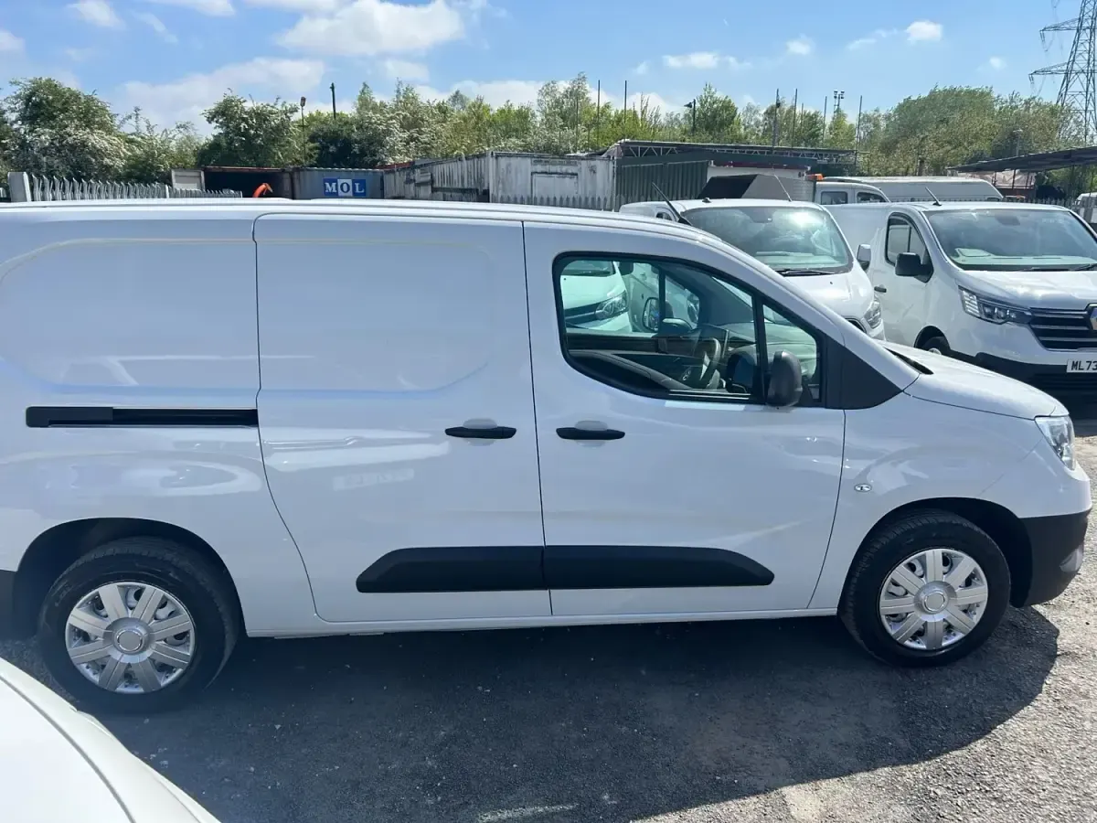 Second-hand Vauxhall Combo S 100 CP (73 kW) 2023 Alb Monovolum