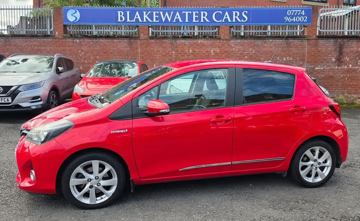 Used Toyota Yaris 100 HP (73 kW) 2016 Red Hatchback