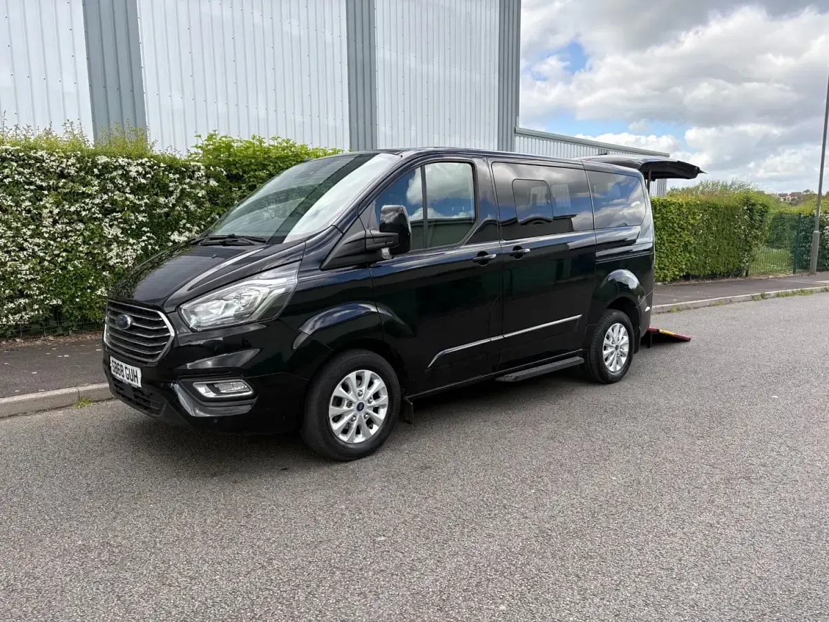 Usado Ford Tourneo Titanium 130 HP (95 kW) 2019 Preto Monovolume
