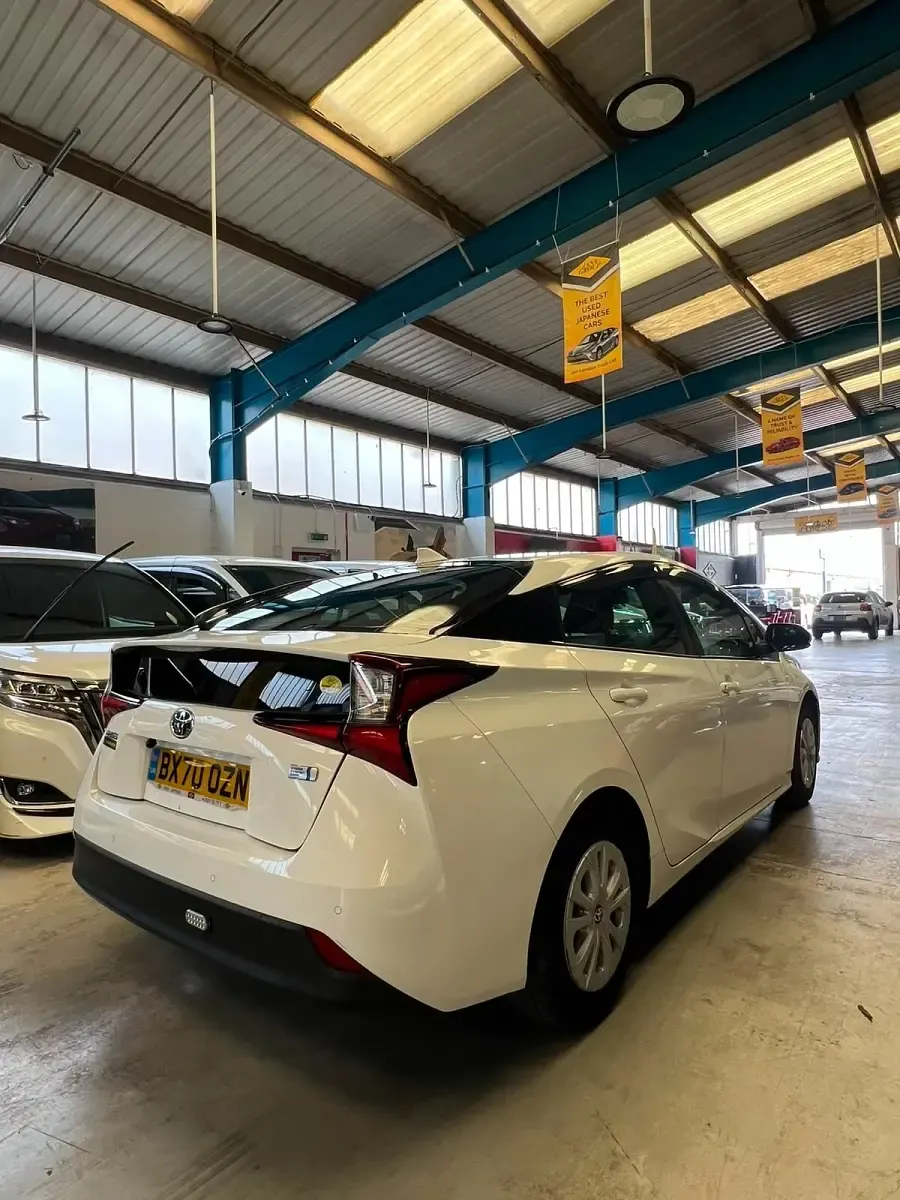 Used Toyota Prius 140 HP (102 kW) 2026 White Hatchback