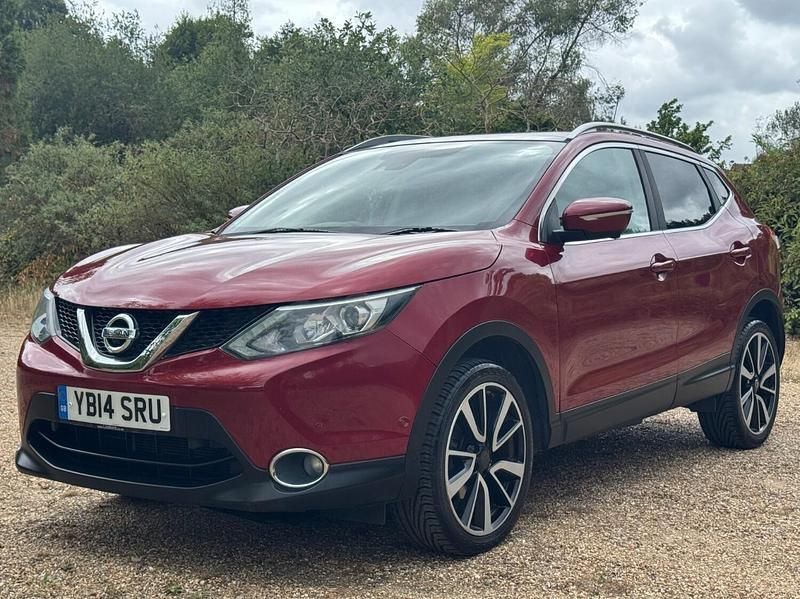 Red Used 2014 Nissan Qashqai Tekna SUV | £8,399 (Fair price) - Image 1/4