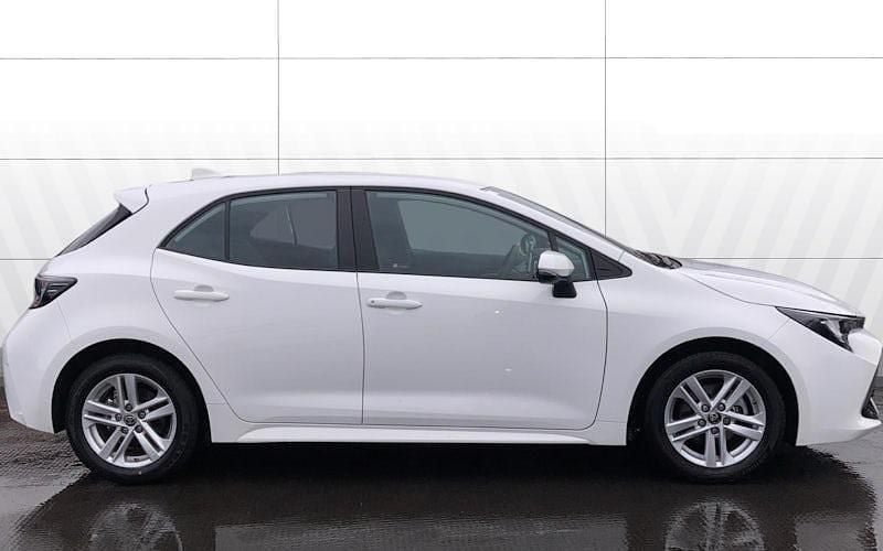 Used Toyota Corolla 122 HP (89 kW) 2022 White Hatchback