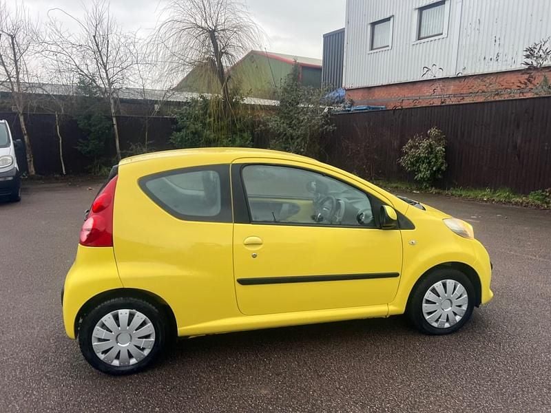 Used Peugeot 107 68 HP (50 kW) 2006 Yellow Hatchback