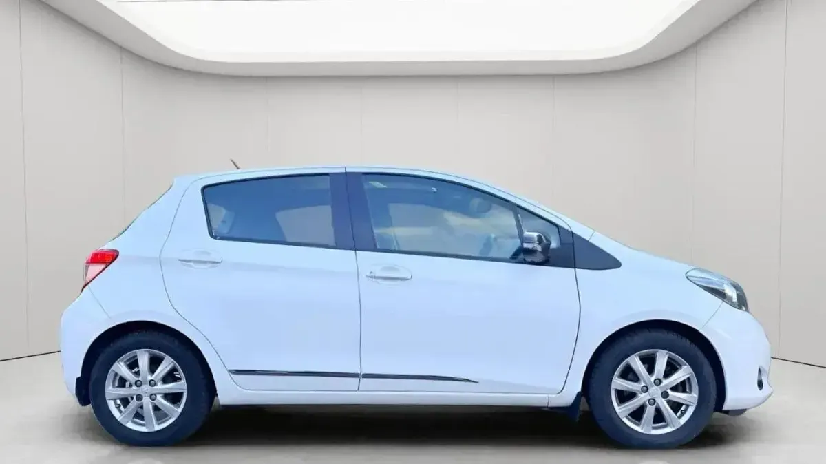 Used Toyota Yaris Multidrive S 99 HP (72 kW) 2012 White Hatchback