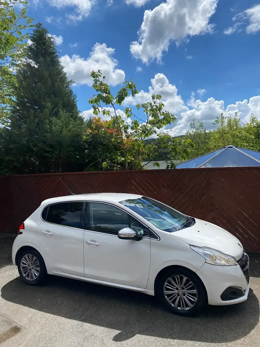 Used Peugeot 208 Allure 2016 White Hatchback