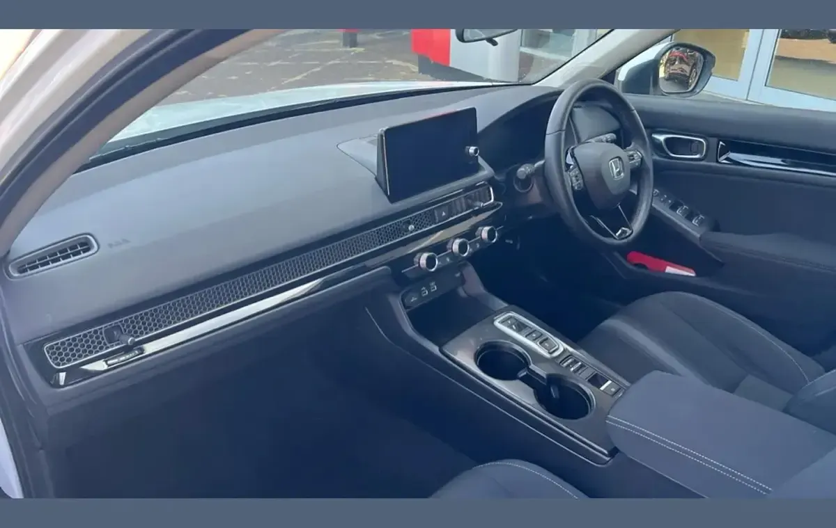 Begagnad Honda Civic Elegance 143 HK (105 kW) 2025 Vit Halvkombi