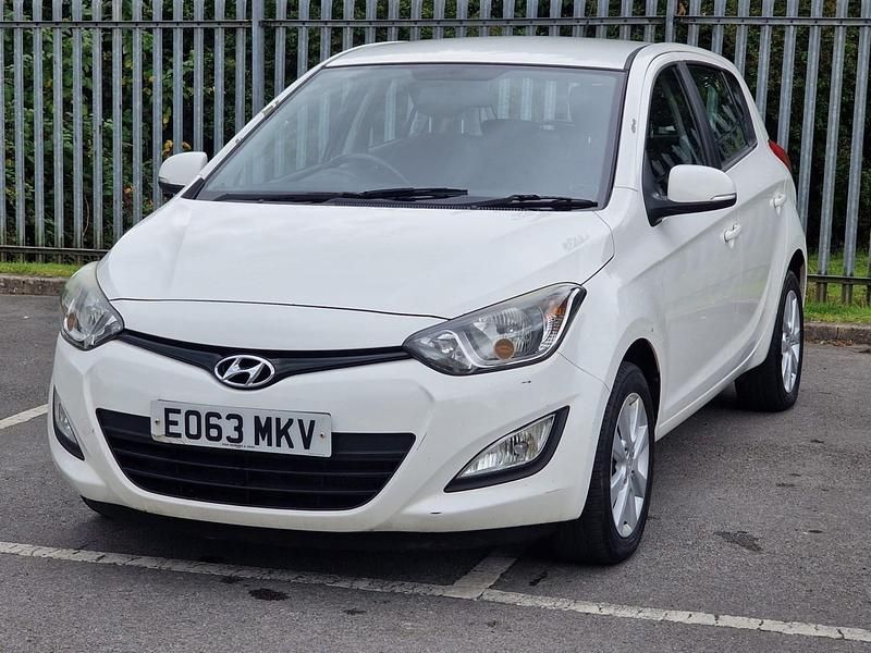 Used Hyundai i20 Active 85 HP (62 kW) 2013 White Hatchback