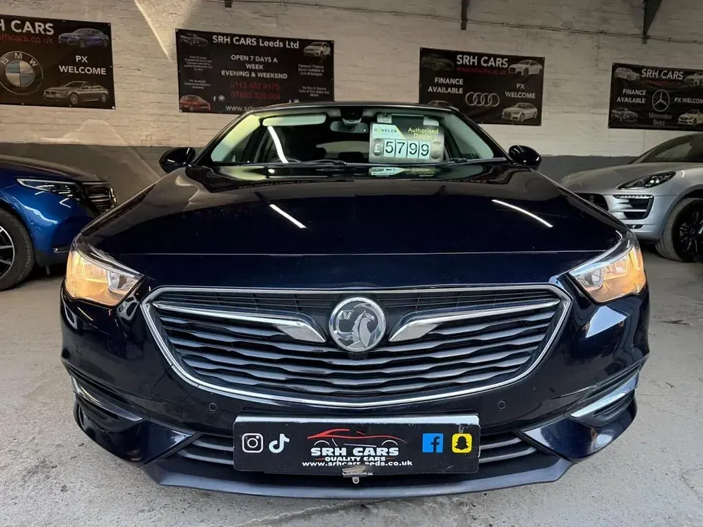 Second-hand Vauxhall Insignia Sport 2018 Albastru Hatchback