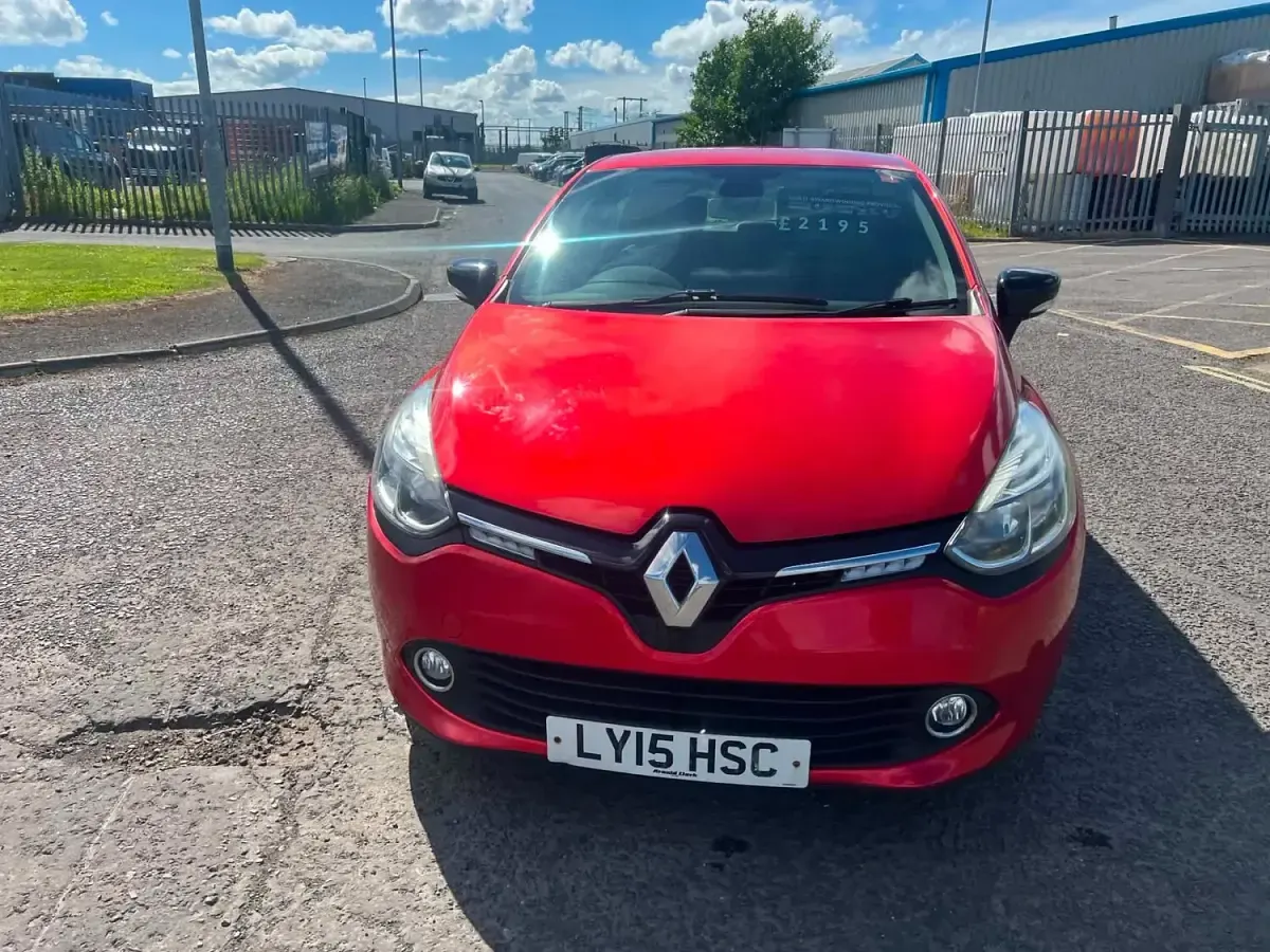 Used Renault Clio Dynamique 90 HP (66 kW) 2015 Red Hatchback