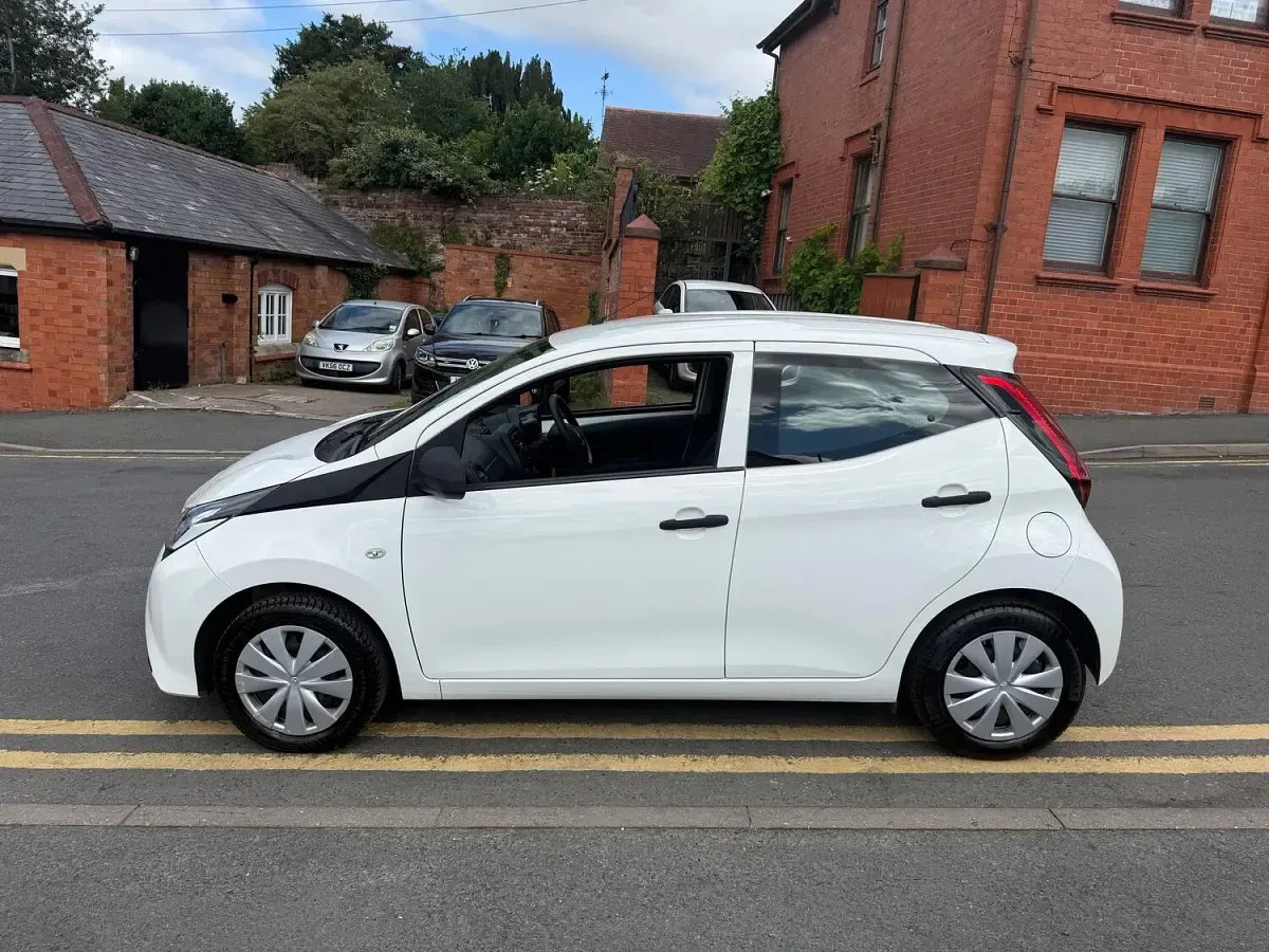 Used Toyota Aygo 72 HP (52 kW) 2020 White Hatchback