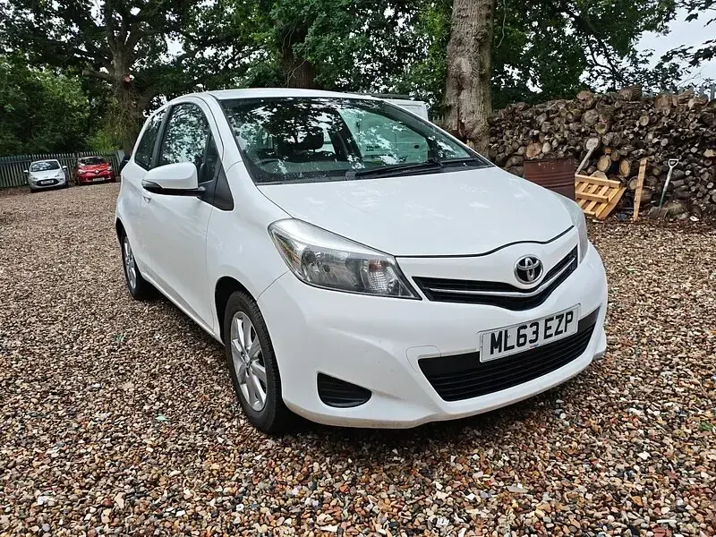Used Toyota Yaris 99 HP (72 kW) 2013 White Hatchback