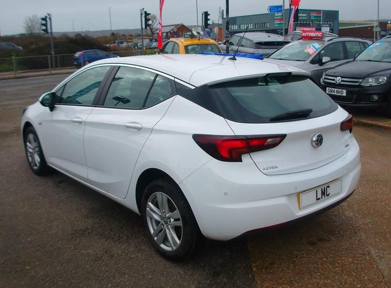 Used Vauxhall Astra Design Edition 136 HP (100 kW) 2017 White Hatchback