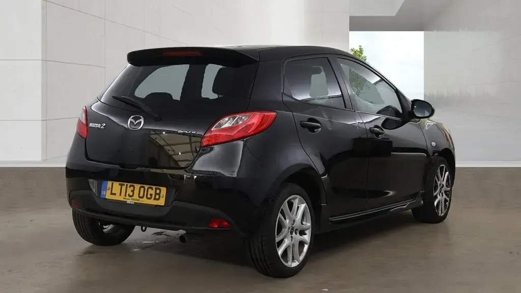 Begagnad Mazda 2 2013 Svart Halvkombi