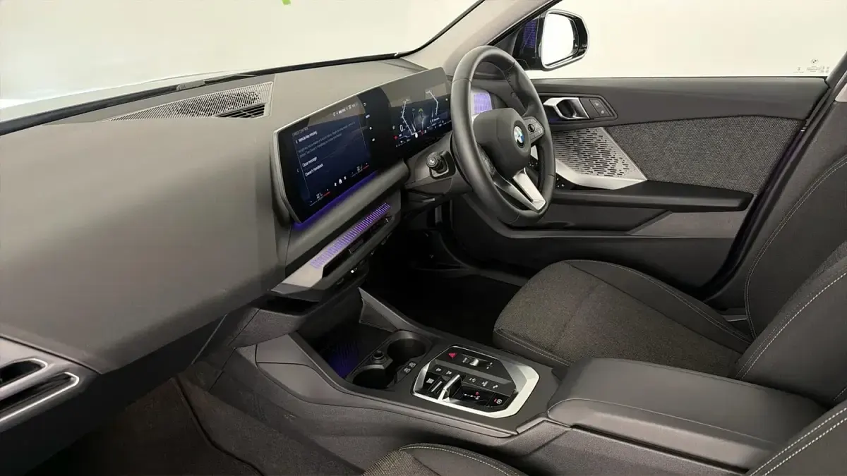 Usado BMW 120 Sport Line 170 CV (125 kW) 2025 Púrpura Utilitario