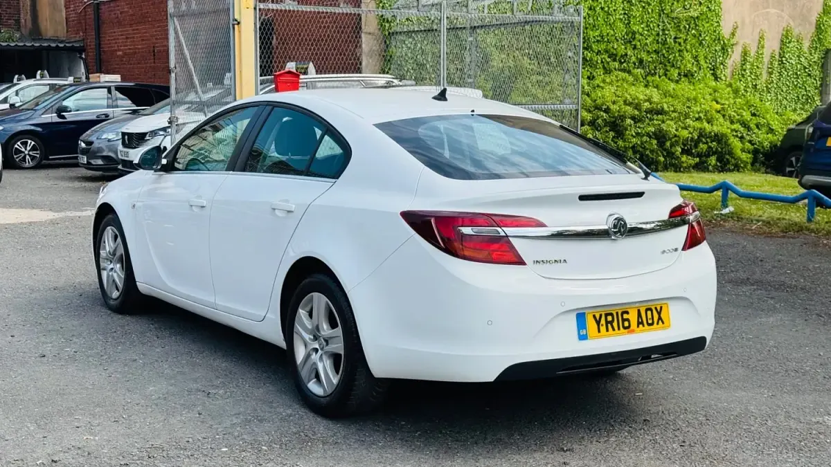 Used Vauxhall Insignia Design Edition 2016 White Hatchback