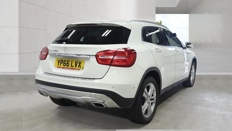 Used Mercedes GLA200 Premium 136 HP (100 kW) 2017 White SUV