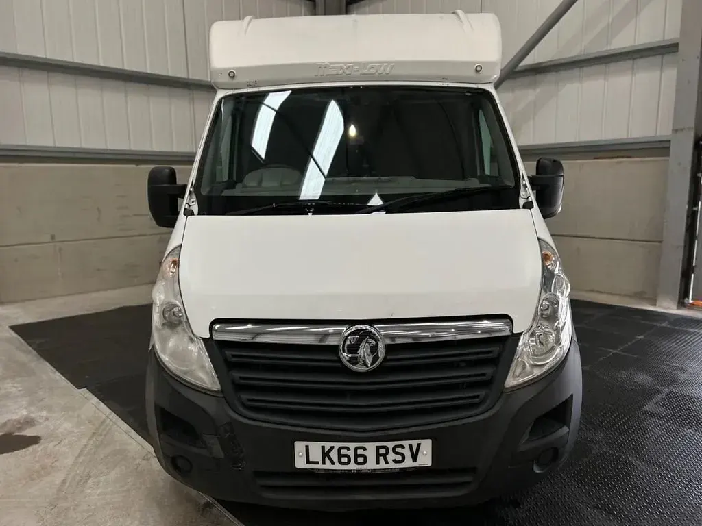 Second-hand Vauxhall Movano 125 CP (91 kW) 2017 Alb Monovolum