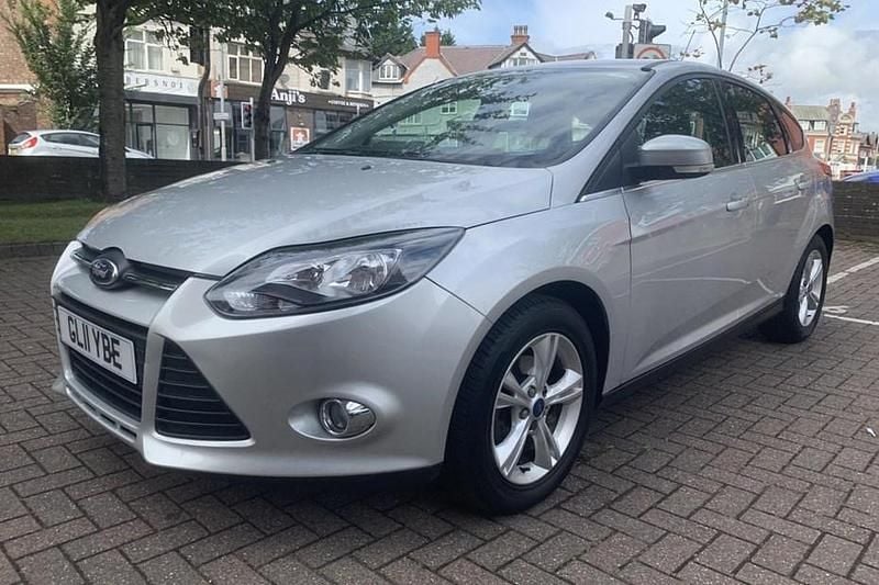 Used Ford Focus Zetec 125 HP (91 kW) 2011 Silver Hatchback